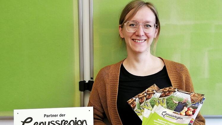 Linda Zeller, Projektmanagerin in der Coburg Stadt und Land aktiv GmbH, mit dem neuen Einkaufs- und Gastronomieführer  Fotos: Privat