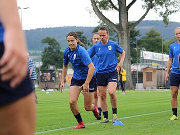 Hannah Mesch (Mitte) hat in der Saisonvorbereitung beim FC Carl Zeiß Jena auf sich aufmerksam gemacht. Eine Verletzung zwang sie jedoch zur Pause. Jetzt will sie sich im Training für ihr Debüt in der 2. Frauen-Bundesliga empfehlen.  Foto: Hannes Seifert