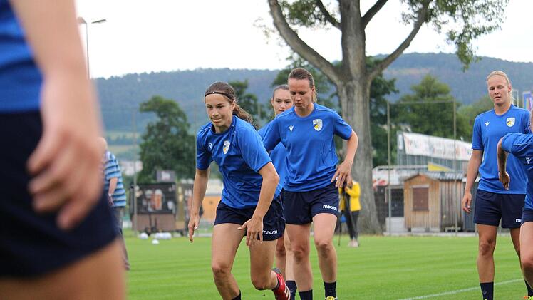 Hannah Mesch (Mitte) hat in der Saisonvorbereitung beim FC Carl Zeiß Jena auf sich aufmerksam gemacht. Eine Verletzung zwang sie jedoch zur Pause. Jetzt will sie sich im Training für ihr Debüt in der 2. Frauen-Bundesliga empfehlen.  Foto: Hannes Seifert