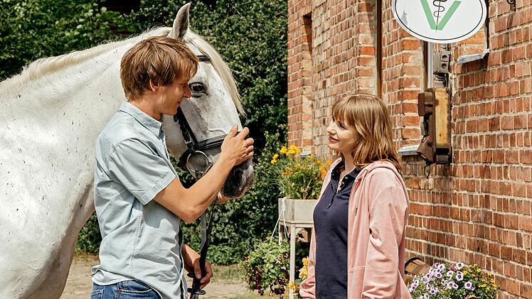 Der Klient der Tierpraxis Jesse (Titus Kraus) und die Praxissekretärin Jasmina (Anna Hausburg) kommen sich näher.