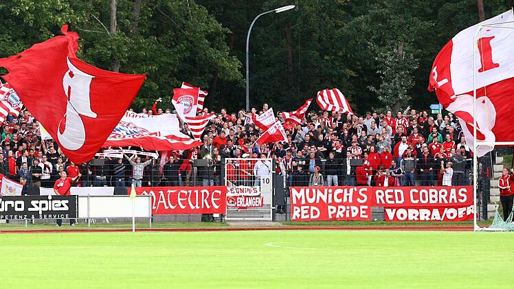 Der Fanblock mit den Bayern-Anh&auml;ngern.