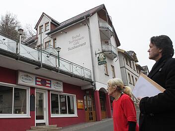 Rechtsanwalt Thomas Hofmann und Gerlinde Hentschel möchten das Terrassenhotel Nenninger als Unterkunft für Asylbewerber zur Verfügung stellen.  Fotos: Jürgen Gärtner
