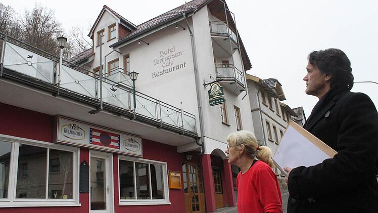 Rechtsanwalt Thomas Hofmann und Gerlinde Hentschel möchten das Terrassenhotel Nenninger als Unterkunft für Asylbewerber zur Verfügung stellen.  Fotos: Jürgen Gärtner
