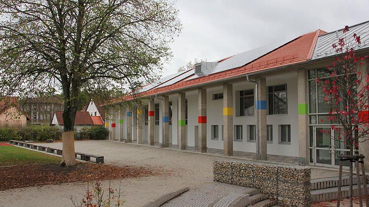Das Farbkonzept des Hauptgebäudes wurde an der Turnhalle (Bild) aufgenommen.