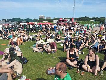 Zwar war es nicht so warm wie in Kitzingen, doch die Besucher bei Rock in Park hatten es schwer mit der Hitze am Pfingstwochenende. Foto: Tobias Stich