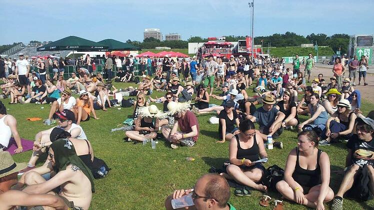 Zwar war es nicht so warm wie in Kitzingen, doch die Besucher bei Rock in Park hatten es schwer mit der Hitze am Pfingstwochenende. Foto: Tobias Stich