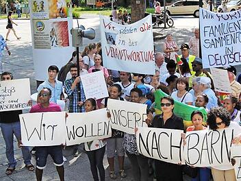 Unterstützer der Familie Tokhoshvili, die von den Behörden getrennt wurde, demonstrierten vor dem Landratsamt.  Fotos: Dünnebier