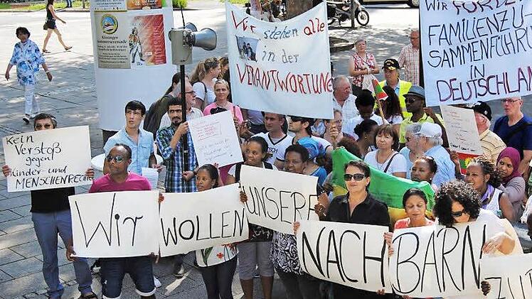 Unterstützer der Familie Tokhoshvili, die von den Behörden getrennt wurde, demonstrierten vor dem Landratsamt.  Fotos: Dünnebier