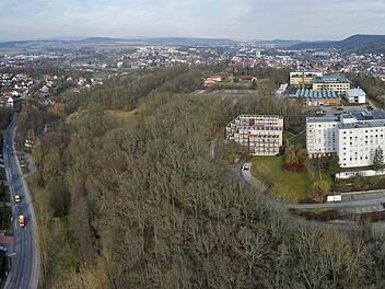 Auf dem Berg liegt der Hochschulcampus mit dem Parkplatz. Die Zufahrt vom Kürengrund aus (links) lehnte der Stadtrat ab. Alternativen, etwa die Zufahrt links an den Studenten-Wohnheimen (die Gebäude im Vordergrund) vorbei, stießen dagegen bisher auf den Widerstand des Hochschulpräsidenten Michael Pötzl. Foto: Volkmar Franke / www.hochbild-design.de