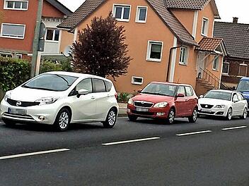 Lange Staus bilden sich am Morgen an der Ampel in Haßlach/Kronach. Foto: Corinna Igler