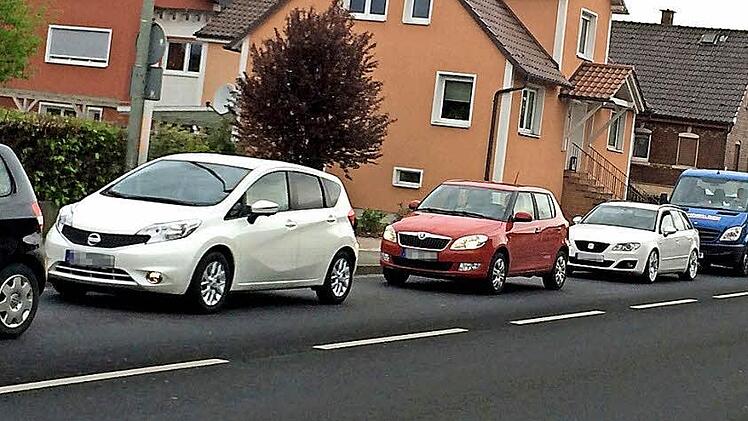 Lange Staus bilden sich am Morgen an der Ampel in Haßlach/Kronach. Foto: Corinna Igler