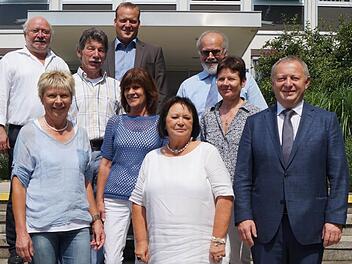 Landrat Thomas Bold (rechts) und Personalratsvorsitzender August Weingart (hinten rechts) dankten den Mitarbeitern des Landratsamts (von links) Günter Stammwitz, Ingrid Geist, Burkhard Braun, Frank Bernhard, Helga Hanke und Ingrid Englert für ihre langjährige Tätigkeit in der Behörde.  Foto: Landratsamt