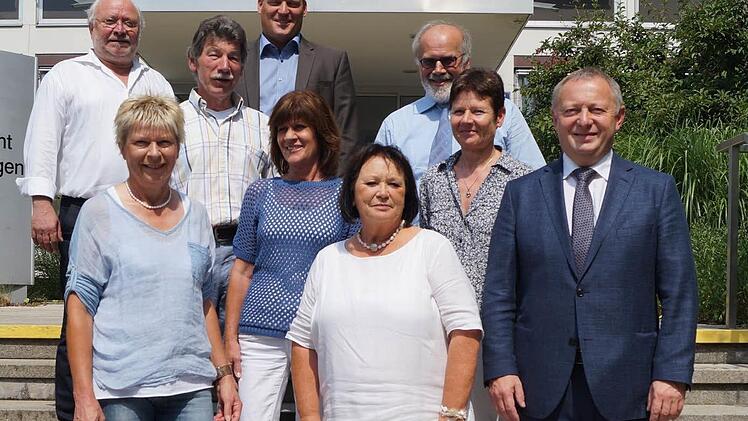 Landrat Thomas Bold (rechts) und Personalratsvorsitzender August Weingart (hinten rechts) dankten den Mitarbeitern des Landratsamts (von links) Günter Stammwitz, Ingrid Geist, Burkhard Braun, Frank Bernhard, Helga Hanke und Ingrid Englert für ihre langjährige Tätigkeit in der Behörde.  Foto: Landratsamt