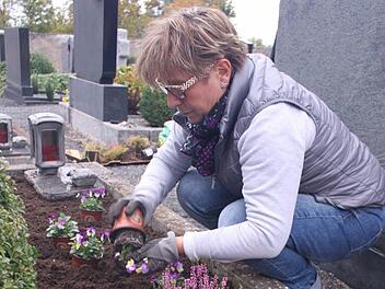 Floristin Cäcilia Bräutigam pflanzt auf dem Friedhof in Limbach ihr Familiengrab an. Fotos: Lisa Kieslinger