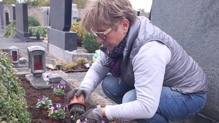 Floristin Cäcilia Bräutigam pflanzt auf dem Friedhof in Limbach ihr Familiengrab an. Fotos: Lisa Kieslinger
