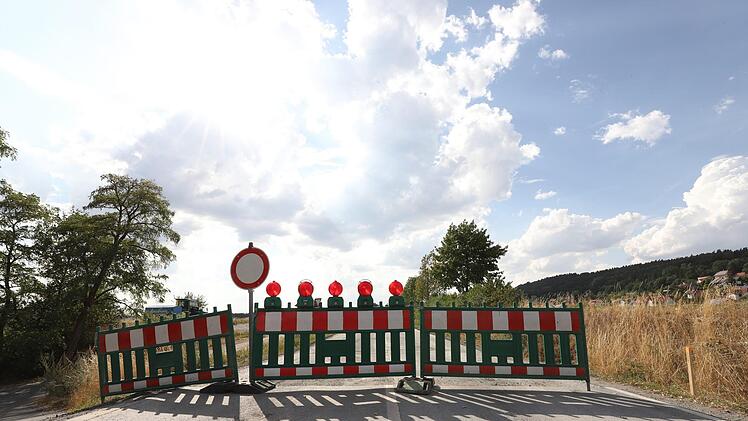 Vier Zentimeter der Asphaltdeckschicht haben die Bauarbeiter bereits abgefräst. Foto: Marian Hamacher