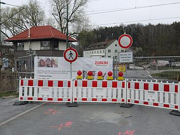 Der Bahnübergang in der Garnstadter Straße in Ebersdorf bei Coburg wird aufgelöst und durch eine Fußgängerunterführung ersetzt. - Foto: Berthold Köhler