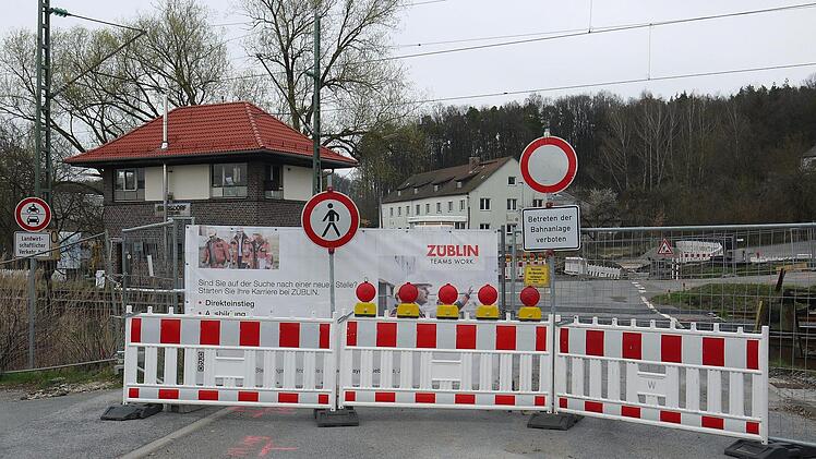 Der Bahnübergang in der Garnstadter Straße in Ebersdorf bei Coburg wird aufgelöst und durch eine Fußgängerunterführung ersetzt. - Foto: Berthold Köhler