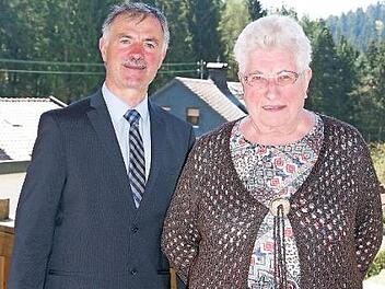Maria Peter feierte ihren 85. Geburtstag. Zu den Gratulanten z&auml;hlte Wilhelmsthals Zweiter B&uuml;rgermeister Gerhard Eidelloth. Foto: Heike Sch&uuml;lein