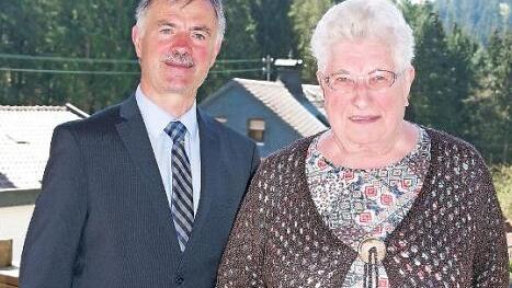 Maria Peter feierte ihren 85. Geburtstag. Zu den Gratulanten zählte Wilhelmsthals Zweiter Bürgermeister Gerhard Eidelloth. Foto: Heike Schülein