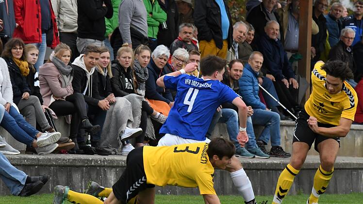 Duell vor starker Kulisse mit dem Sulzthaler Maximilian Kirschner (in blau) und dem Wollbacher Felix Warmuth. Foto: Hopf