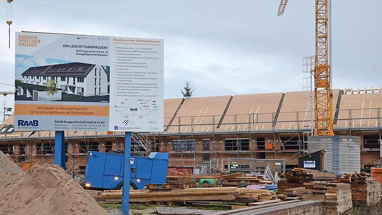 Geothermie und Wärmespeicher, Photovoltaik und Batteriespeicher - so ähnlich wie beim Leuchtturmprojekt auf der Herzo Base könnte sich Johannes Kollinger auch ein Energiekonzept für die Beethovenstraße vorstellen.  Foto: Bernhard Panzer (Archiv)