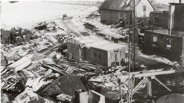 Das Bild aus der Ortschronik 500 Jahre Riedenberg von Gerwin Kellermann zeigt das Ausmaß der Verwüstungen. Es wurde erst Monate nach den Explosionen aufgenommen. Repro: Ulrike Müller