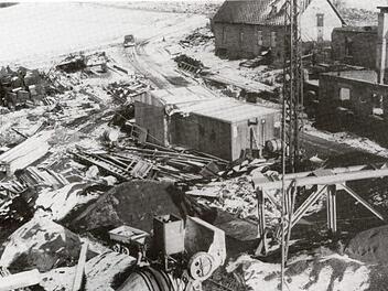 Das Bild aus der Ortschronik 500 Jahre Riedenberg von Gerwin Kellermann zeigt das Ausmaß der Verwüstungen. Es wurde erst Monate nach den Explosionen aufgenommen. Repro: Ulrike Müller