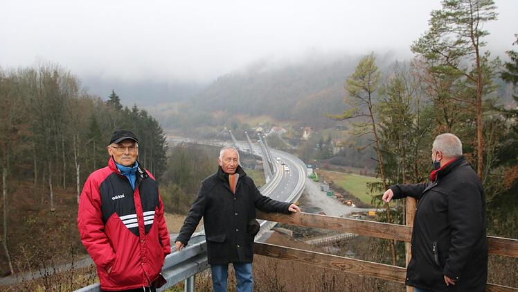 Streiter für die Umgehung (von links): Anlieger Alfred Vießmann, Altbürgermeister Heinz Burges, Bürgermeister Volker Schmiechen.   Foto: Jürgen Gärtner