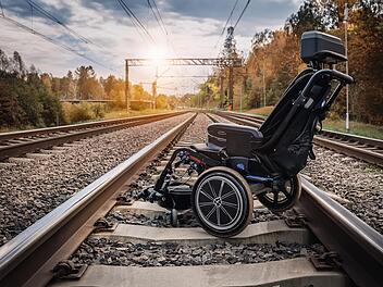 Rollstuhl im Gleisbereich sorgt f&uuml;r Behinderungen im Bahnverkehr