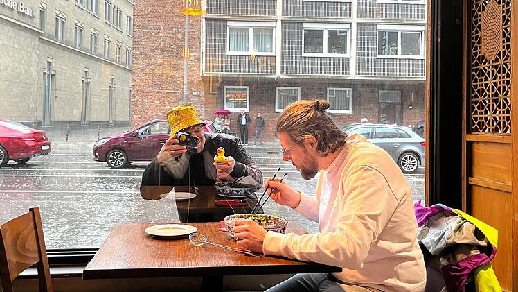 Mälzer tut wirklich alles, um Philipp Vogel beim Verkosten des Suppengerichts aus der Szechuan-Küche abzulenken.