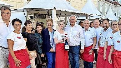 Eisenstadts Bürgermeister Mag. Thomas Steiner (6. von rechts) überreicht eine Magnumflasche des limitierten Jubiläumssektes an die Kissinger.