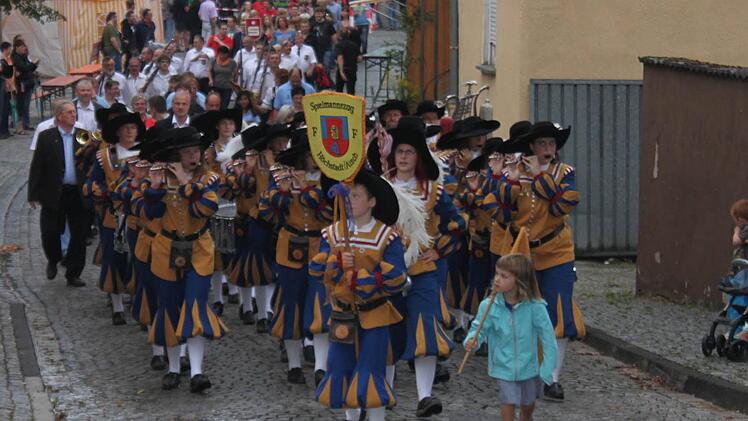 Der kleine Festzug fast am Ziel. Foto: Michael Schulbert