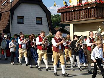 Der Musikverein Neuengrün-Schlegelshaid bereichert mit traditionellen fränkischen Musikstücken die Veranstaltung des Gesangvereins Steinwiesen "Fränkischer Halberomd". Foto: Susanne Deuerling