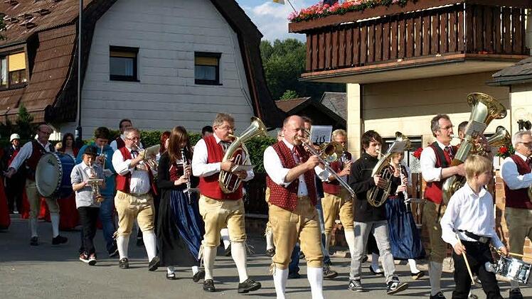 Der Musikverein Neuengrün-Schlegelshaid bereichert mit traditionellen fränkischen Musikstücken die Veranstaltung des Gesangvereins Steinwiesen "Fränkischer Halberomd". Foto: Susanne Deuerling