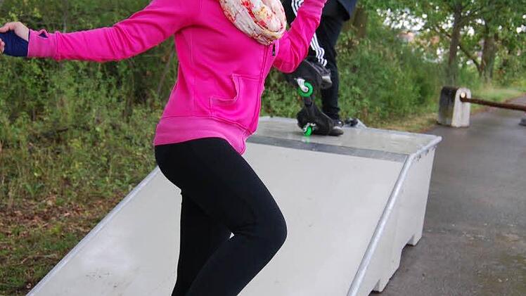 Julia und Johannes Zametzer zeigten, was alles auf der neuen "Fun Box" in Kersbach möglich ist.