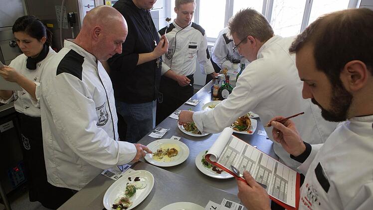 Die Jury probiert .  Foto: Barbara Herbst