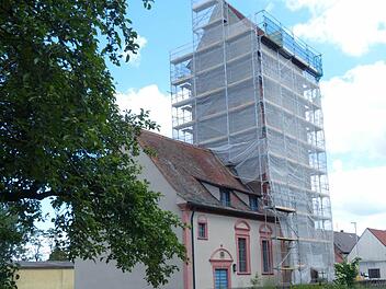 Die Margaretenkirche von Römershofen mit ihrem mächtigen Turm, der saniert wird. Das Gotteshaus ist eine Wehrkirche.  Foto: Klaus Schmitt