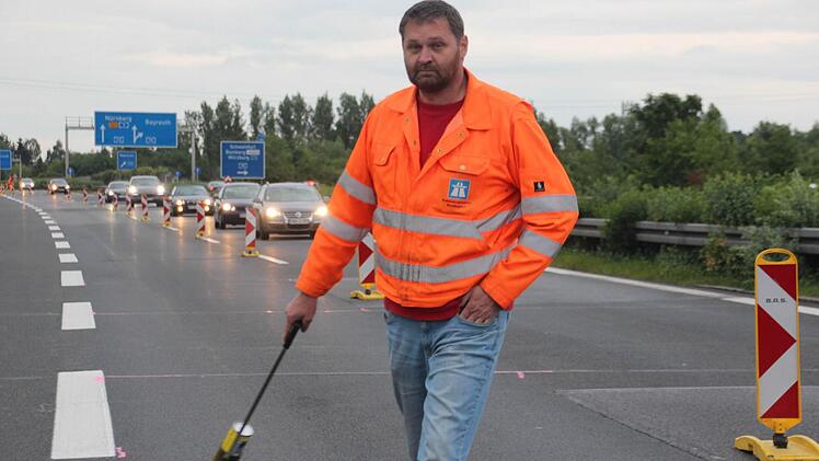 Edgar Büttner, Bereichsleiter bei der Autobahndirektion Nordbayern beim Markieren der Stellen, die später ausgefräst und neu asphaltiert werden.  Foto: Anja Greiner