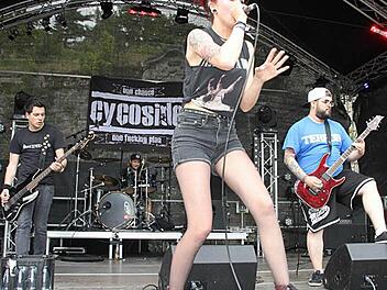 Ein Garant für einen erstklassigen Hardcore-Sound ist die Gruppe "Cycoside" mit (von links): Bassist Jörg Bergmann, Schlagzeuger Frank Bauernschmitt, Sängerin Nathalie Dombrowski und Gitarrist Andre Müller. Am 4. Dezember spielen die vier im "Struwwelpeter".  Foto: Stephan Stöckel