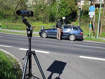 Die Polizeibeamten halten in Eltmann während des Blitzmarathons neun Temposünder an. Fotos: Ronald Heck