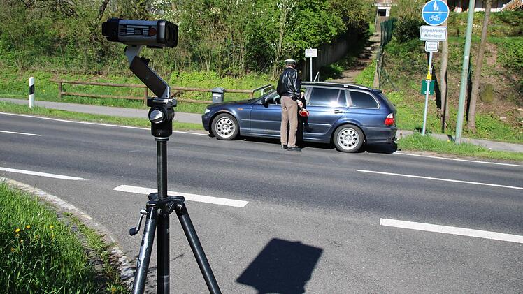 Die Polizeibeamten halten in Eltmann während des Blitzmarathons neun Temposünder an. Fotos: Ronald Heck