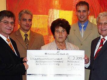 Anlässlich seines 70. Geburtstags vor zehn Jahren verzichtete Albrecht Täuber auf Geschenke und unterstützt die Sanierung der Melkendorfer Kirche mit einer Spende von 2200 Euro. Von links: Pfarrer Klaus Spyra, Sohn Klaus Täuber, Ehefrau Johanna Täuber, Sohn André Täuber und Albrecht Täuber. Foto: Klaus-Peter Wulf