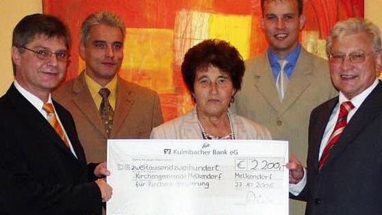 Anlässlich seines 70. Geburtstags vor zehn Jahren verzichtete Albrecht Täuber auf Geschenke und unterstützt die Sanierung der Melkendorfer Kirche mit einer Spende von 2200 Euro. Von links: Pfarrer Klaus Spyra, Sohn Klaus Täuber, Ehefrau Johanna Täuber, Sohn André Täuber und Albrecht Täuber. Foto: Klaus-Peter Wulf