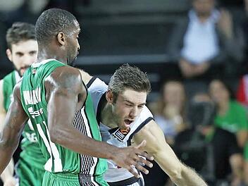 Brad Wanamaker (l.), der nicht seinen allerbesten Tag erwischt hatte, verteidigt gegen den Bamberger Fabien Causeur. Der Franzose erzielte sechs Punkte und holte neun Rebounds. Foto: dpa