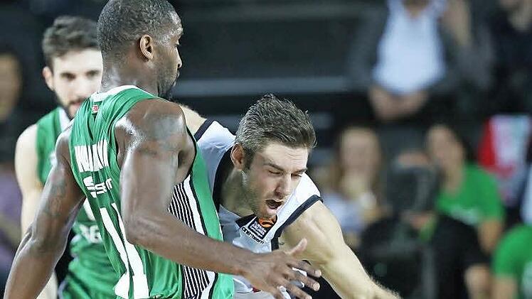 Brad Wanamaker (l.), der nicht seinen allerbesten Tag erwischt hatte, verteidigt gegen den Bamberger Fabien Causeur. Der Franzose erzielte sechs Punkte und holte neun Rebounds. Foto: dpa