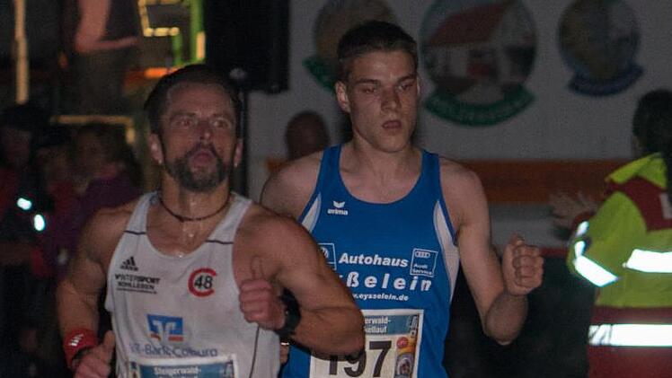 Theo Schell (rechts) und Alexander Finsel lieferten sich ein Duell um den Gesamtsieg, am Ende triumphierte der Lokalmatador. Foto: privat