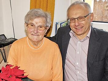 Berta Kaiser aus Vestenbergsgreuth an ihrem 90. Geburtstag mit Bürgermeister Helmut Lottes Foto: Evi Seeger
