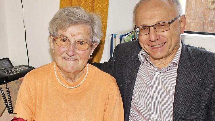 Berta Kaiser aus Vestenbergsgreuth an ihrem 90. Geburtstag mit Bürgermeister Helmut Lottes Foto: Evi Seeger