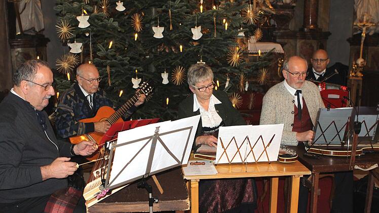 Mit "Weihnachtlichen Weisen" erfreuten auch heuer wieder die Stubenmusiker aus Rothenkirchen die Besucher in der Klosterkirche. Michael Wunder
